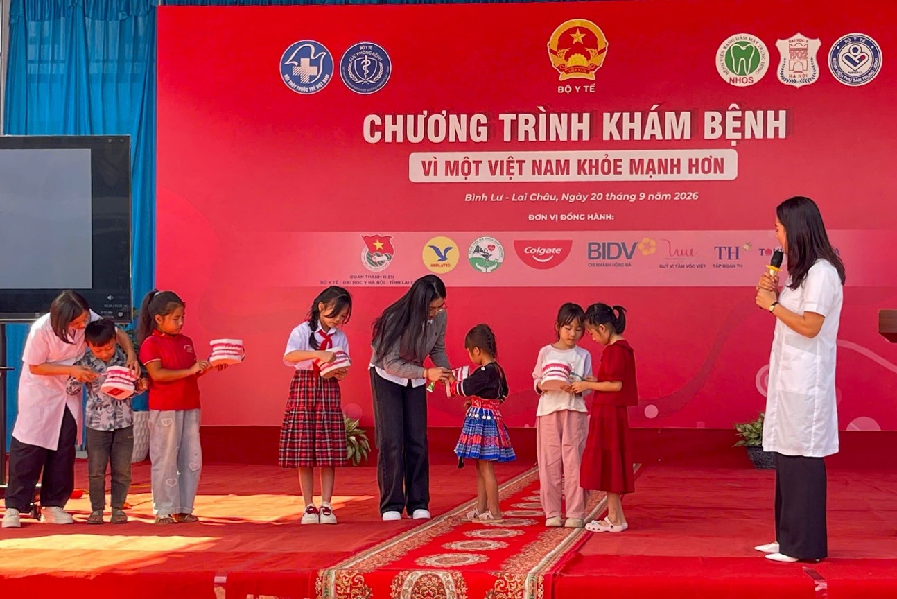 Hoạt động truyền thông về chăm sóc sức khoẻ răng miệng cho các em học sinh